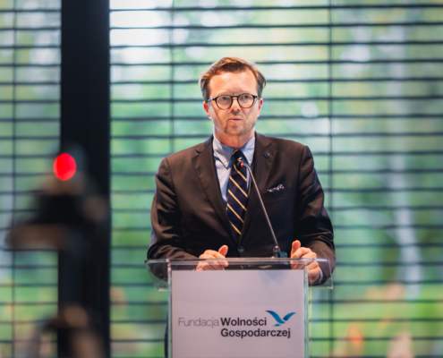 Fundacja Wolne Sądy opublikowała raport, który jest zapisem wszystkich zmian ustawodawczych i innych decyzji rządzących zmierzających do upolitycznienia sądownictwa. W ten sposób autorki i autorzy raportu pokazują w jaki sposób władza polityczna doprowadziła do destrukcji państwa prawa.