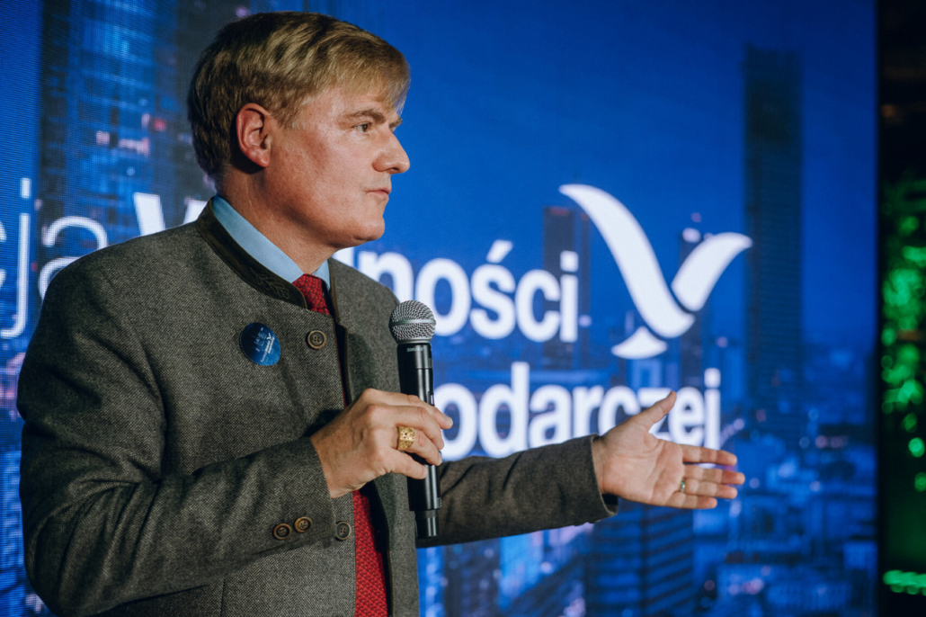„Drodzy Przyjaciele, dziękuję wam za to, że walczycie o wolność gospodarczą i godność dla każdego człowieka” – powiedział Tom G. Palmer podczas warszawskiego spotkania Fundacji Wolności Gospodarczej.