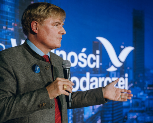 „Drodzy Przyjaciele, dziękuję wam za to, że walczycie o wolność gospodarczą i godność dla każdego człowieka” – powiedział Tom G. Palmer podczas warszawskiego spotkania Fundacji Wolności Gospodarczej.