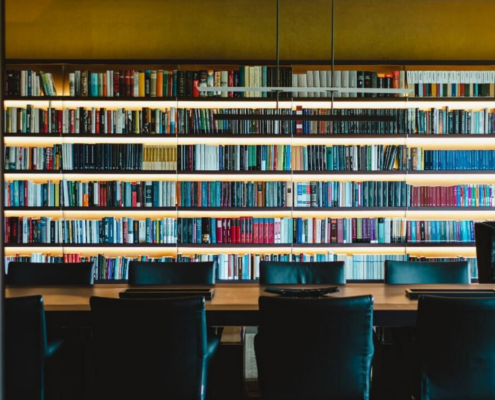 Jednym z projektów Fundacji Wolności Gospodarczej jest Biblioteka Wolności, unikalny księgozbiór zawierający najważniejsze pozycje dotyczące wolności, w tym wolności gospodarczej, i całokształtu myśli liberalnej Z ciekawością zapytaliśmy więc kilku przedstawicieli organizacji zajmujących się tematyką wolnościową o najciekawsze książki, które przeczytali w 2021 r. Część z nich jest już w naszym księgozbiorze.