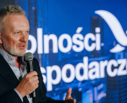 Mamy w Polsce milion państwowych mieszkań - zwraca uwagę Rafał Trzeciakowski z Fundacji FOR. Zamiast poprawiać sytuację mieszkaniową osób biednych czy młodych, to służą one głównie mieszkańcom dużych miast, którzy kiedyś mieli szczęście zostać w nich zakwaterowani. Często ostatecznie są w stanie wykupić je za ułamek wartości. Warto pytać o sens powracających pomysłów budowy kolejnych mieszkań na wynajem przez państwo.