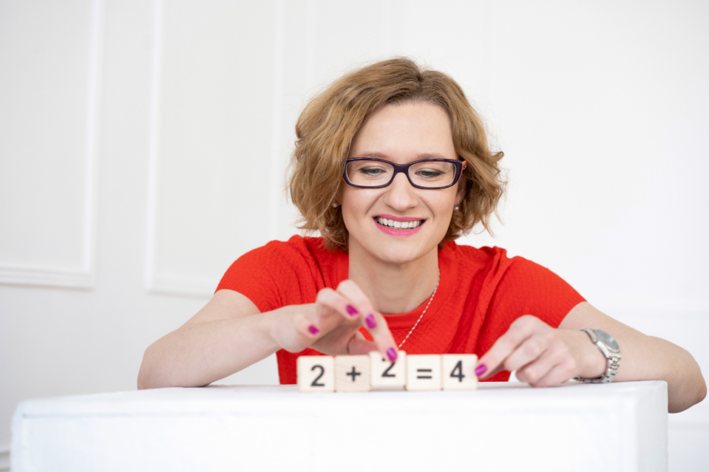Projekt ciekaweliczby.pl został założony na początku 2017 roku przez Alicję Defratykę, ekonomistkę i zwolenniczkę edukacji obywatelskiej. – Celem projektu jest przybliżanie opinii publicznej wartych poznania faktów społeczno-ekonomicznych, opartych na konkretnych danych liczbowych, a także przyczynianie się do szerszego wykorzystywania danych w różnych obszarach naszego życia.