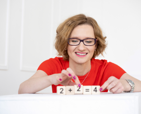 Projekt ciekaweliczby.pl został założony na początku 2017 roku przez Alicję Defratykę, ekonomistkę i zwolenniczkę edukacji obywatelskiej. – Celem projektu jest przybliżanie opinii publicznej wartych poznania faktów społeczno-ekonomicznych, opartych na konkretnych danych liczbowych, a także przyczynianie się do szerszego wykorzystywania danych w różnych obszarach naszego życia.