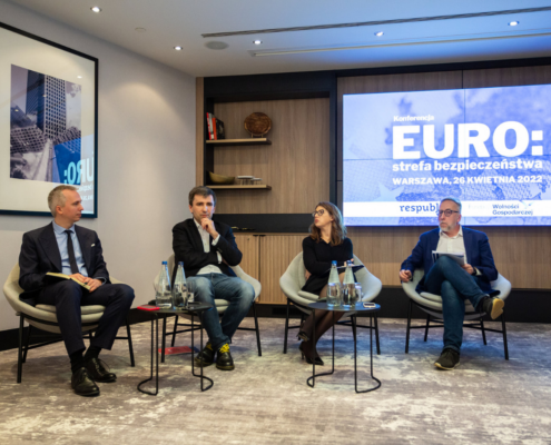 26 kwietnia 2022 r. w warszawskim hotelu Radisson Collection odbyła się konferencja pt. „Euro: strefa bezpieczeństwa”, współorganizowana przez Fundację Res Publica i Fundację Wolności Gospodarczej. Celem konferencji była debata na temat przystąpienia Polski do strefy euro i wiążących się z tym korzyści, wyzwań, niezbędnych reform i ewentualnych zagrożeń. To niezwykle ważny temat, szczególnie w obliczu rosnącej inflacji, wojny w Ukrainie oraz problemów z praworządnością i utratą przez Polskę wiarygodności na arenie unijnej.