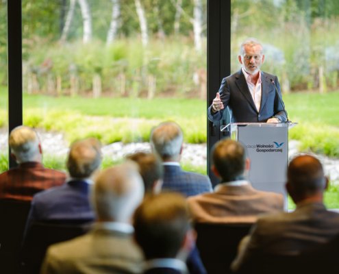 24 września 2022 r. w siedzibie Press Glass w Konopiskach odbyło się spotkanie z okazji jubileuszu powstania Fundacji Wolności Gospodarczej. W gronie przyjaciół i partnerskich organizacji, Arkadiusz Muś, prezes Fundacji i założyciel firmy Press Glass oraz Marek Tatała, CEO FWG podsumowali rok działalności oraz zaprezentowali dalsze plany Fundacji.