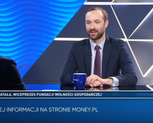 Czy Polska powinna obrać kurs na euro? Wiceprezes Fundacji Wolności Gospodarczej Marek Tatała, w rozmowie z Mateuszem Gąsiorowskim, obalał mity i przedstawiał fakty na temat obecności Polski w strefie euro. Mówił również o korzyściach płynących ze wspólnej waluty i nie tylko. Więcej w programie Money.pl