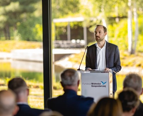 Dyskusje o wysokości płacy minimalnej co jakiś czas wzbudzają duże społeczne emocje, a szczególnie wtedy, gdy trwa jej ustalanie na następny rok. W tym roku, w związku z wciąż podwyższoną inflacją, płaca minimalna wzrosła już dwukrotnie – pisze na łamach "Dziennika Gazety Prawnej" Marek Tatała, prezes Fundacji Wolności Gospodarczej.