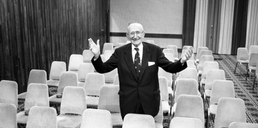 Już w 1944 roku Hayek zauważył, że utrata wolności gospodarczej często prowadzi do ograniczenia innych wolności. Podobnie jak dziś, w latach 40-tych również dominowała wiara w agresywny interwencjonizm. Czy to oznacza, że nadal jesteśmy na drodze do zniewolenia?