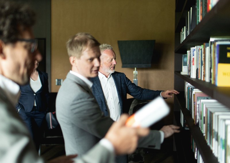 Jak co roku zapytaliśmy uczestników naszych wydarzeń i członków zespołu FWG o tytuły, które wywarły na nich największe wrażenie. Sprawdź ich rekomendacje i odkryj inspirujące lektury z Biblioteki Wolności na 2025 rok!