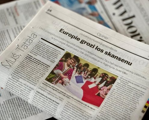 Spadająca konkurencyjność, wysokie koszty energii i biurokratyczny marazm grożą przekształceniem Unii Europejskiej w gospodarczy skansen. Czy Polska, z doświadczeniem transformacji i nadchodzącą prezydencją w Radzie UE, może dać impuls do odważnych reform? O najważniejszych wyzwaniach dla Europy piszą Arkadiusz Muś i Marek Tatała w „Gazecie Wyborczej”.